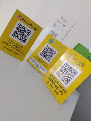 PLACA QR code PVC 2 mm 15X21CM 4X0 VERNIZ FRENTE  DISPLAY DE MESA